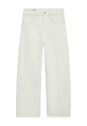 Jeans bianchi a gamba dritta con chiusura frontale con bottone, cerniera e design a cinque tasche, mostrati distesi su uno sfondo bianco.