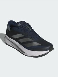 Námořní běžecká obuv s vrchním dílem z síťoviny, třemi stříbrnými pruhy, polstrovaným límcem a silnou bílou mezipodešví. Texturovaná gumová podrážka pro trakci.