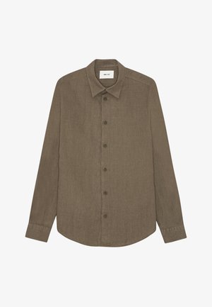 Chemise marron à manches longues avec boutons, col et poignets, fabriquée en tissu texturé, avec une petite étiquette blanche à l'intérieur du col.