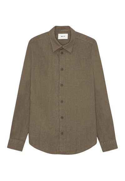 Chemise marron à manches longues avec boutons, col et poignets, fabriquée en tissu texturé, avec une petite étiquette blanche à l'intérieur du col.