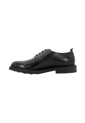 Scarpe eleganti in pelle nera con una finitura lucida, punta tonda e cinque asole. Presentano una suola in gomma testurizzata e una piccola linguetta rossa di accento.