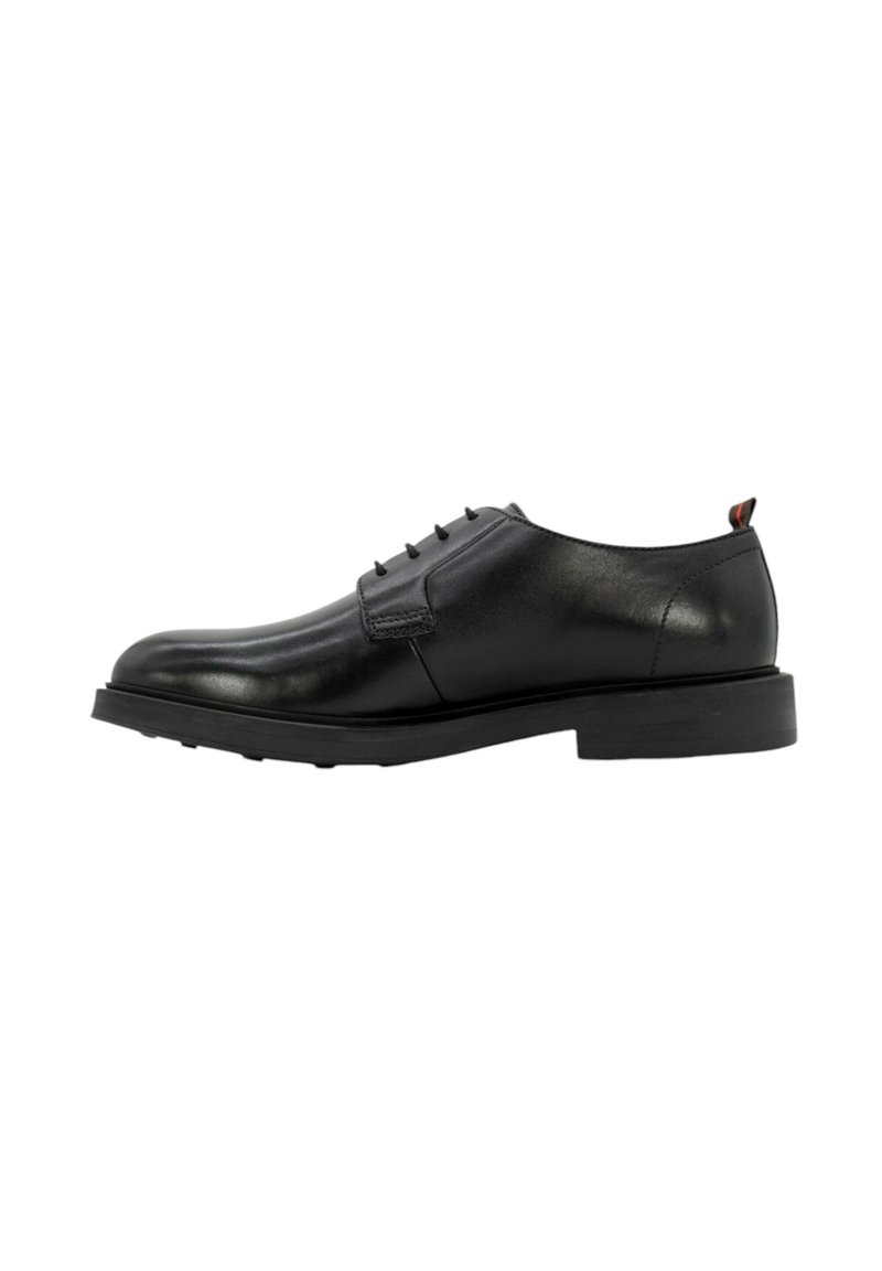 Scarpe eleganti in pelle nera con una finitura lucida, punta tonda e cinque asole. Presentano una suola in gomma testurizzata e una piccola linguetta rossa di accento.