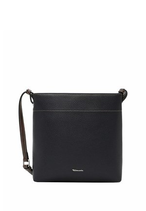 Sort tekstureret læder crossbody taske med justerbar mørkebrun rem og lille metallisk mærkelogo på frontens midte.