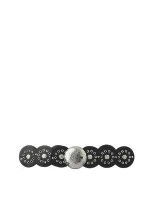 Schwarzes Lederarmband mit sieben runden Metallnieten, einer großen silbernen gravierten Mitte, umgeben von kleineren silbernen Kreisen auf jeder Niete.