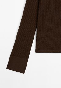 Pull marron à manches longues avec motif torsadé et poignets côtelés unis sur fond blanc.