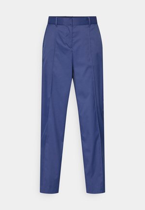 Pantalones azul marino hechos de tela lisa, con corte recto, presillas para cinturón y detalles plisados en la parte delantera. Confeccionados para una silueta limpia.