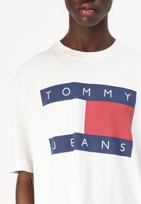 Tommy Jeans BIG FLAG TEE - Μπλουζάκι με στάμπα - ancient white