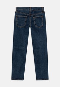 Jeans de mezclilla azul oscuro con un diseño de pierna recta. Las características incluyen dos bolsillos traseros y costuras en naranja que contrastan.