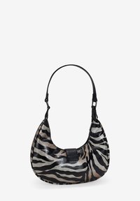 Bolso hobo con estampado de cebra y correa de piel negra, con un acabado brillante y un cierre magnético en la parte frontal.