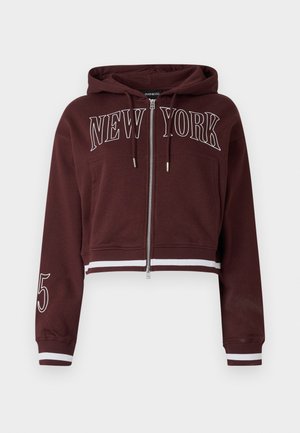 Sweat à capuche court couleur bordeaux avec impression blanche "NEW YORK", fermeture éclair avant et poignets rayés. Tissu doux avec une coupe décontractée et capuche.