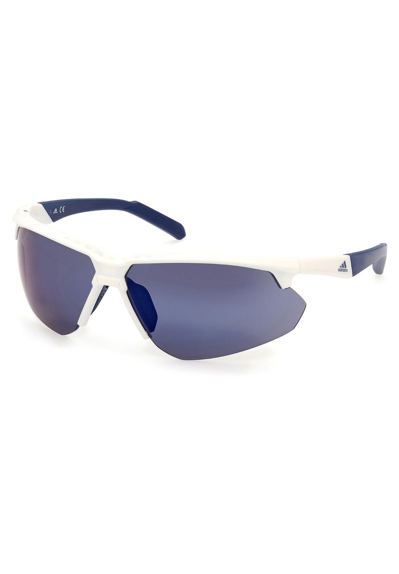 Occhiali sportivi con montatura bianca e lenti oscurate blu scuro. Forma aerodinamica, impugnature testurizzate blu navy sulle aste e logo Adidas sul lato.