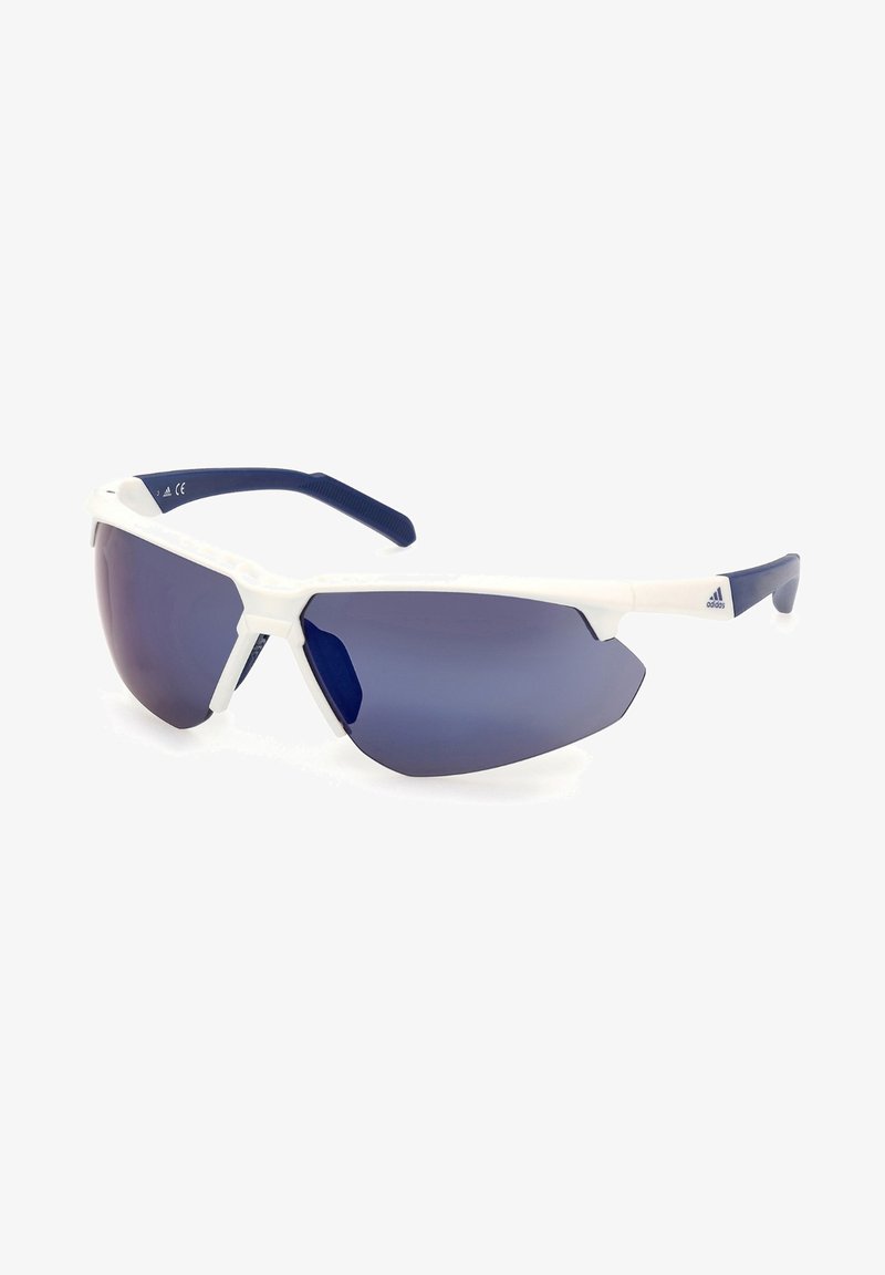 Occhiali sportivi con montatura bianca e lenti oscurate blu scuro. Forma aerodinamica, impugnature testurizzate blu navy sulle aste e logo Adidas sul lato.