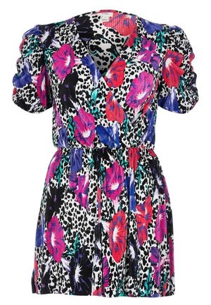 Kurzes Blumenkleid mit Puffärmeln, V-Ausschnitt, elastischer Taille, bunte rote, violette und blaue Blumen auf schwarzem und weiß gepunktetem Hintergrund.