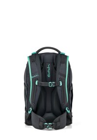 Schwarzer Rucksack mit türkisfarbenen Akzenten, ergonomisch gepolsterten Trägern, verstellbaren Schnallen und einer strukturierten Rückenschale für zusätzlichen Komfort.