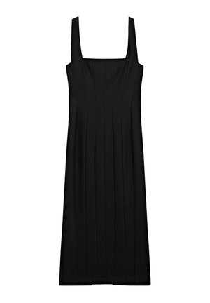Schwarzes ärmelloses Kleid mit quadratischem Ausschnitt, das vertikale Falten und eine gerade Silhouette aufweist. Hergestellt aus einem glatten Stoff.