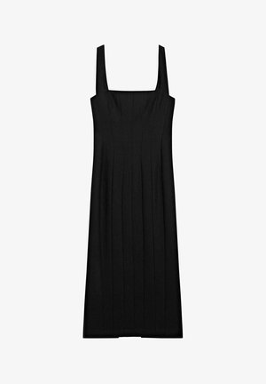 Schwarzes ärmelloses Kleid mit quadratischem Ausschnitt, das vertikale Falten und eine gerade Silhouette aufweist. Hergestellt aus einem glatten Stoff.