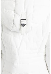 Veste rembourrée blanche présentant une texture matelassée diagonale, une capuche ajustable avec quincaillerie noire contrastante et un détail de logo sur la sangle.