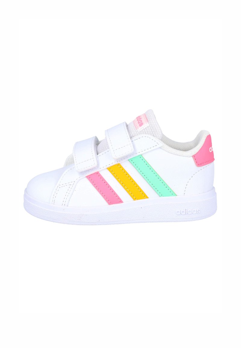 Zapatilla blanca con dos correas de velcro, con franjas de acento en rosa, amarillo y verde menta. Suela de goma maciza y forro de tela suave.