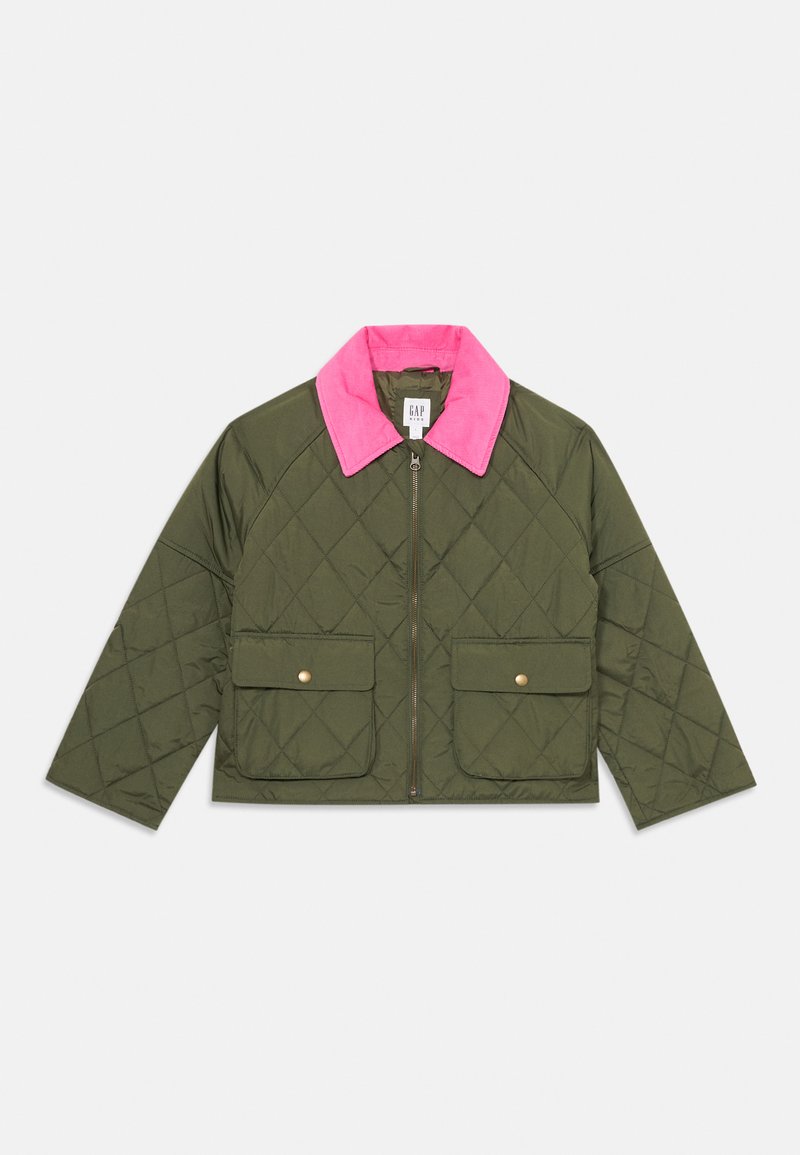 Prešívaná skrátená bunda v olivovo zelenej farbe s ružovým golierom. Obsahuje dve predné vrecká so zapínaním na gombík a centrálny zips.