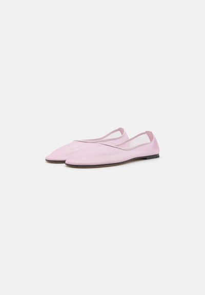 Rosa balletflade sko med et slankt design, glat tekstur og lav profil. Overdelen har en subtil glans med en elastisk kant.
