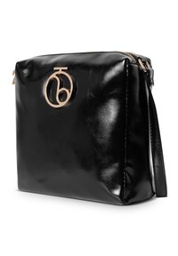 Borsa nera in pelle lucida con forma quadrata, dotata di un logo dorato ben visibile e chiusura con zip. Include una tracolla regolabile.