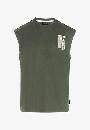 Olijfgroene mouwloze T-shirt gemaakt van katoen. Heeft een wit grafisch ontwerp aan de linkerbovenkant, met een klassieke ronde hals.