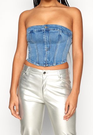 Blauw denim strapless cropped top met knoopsluiting en gebogen naden, gecombineerd met glanzende zilveren broek. Soepele textuur en strakke pasvorm.