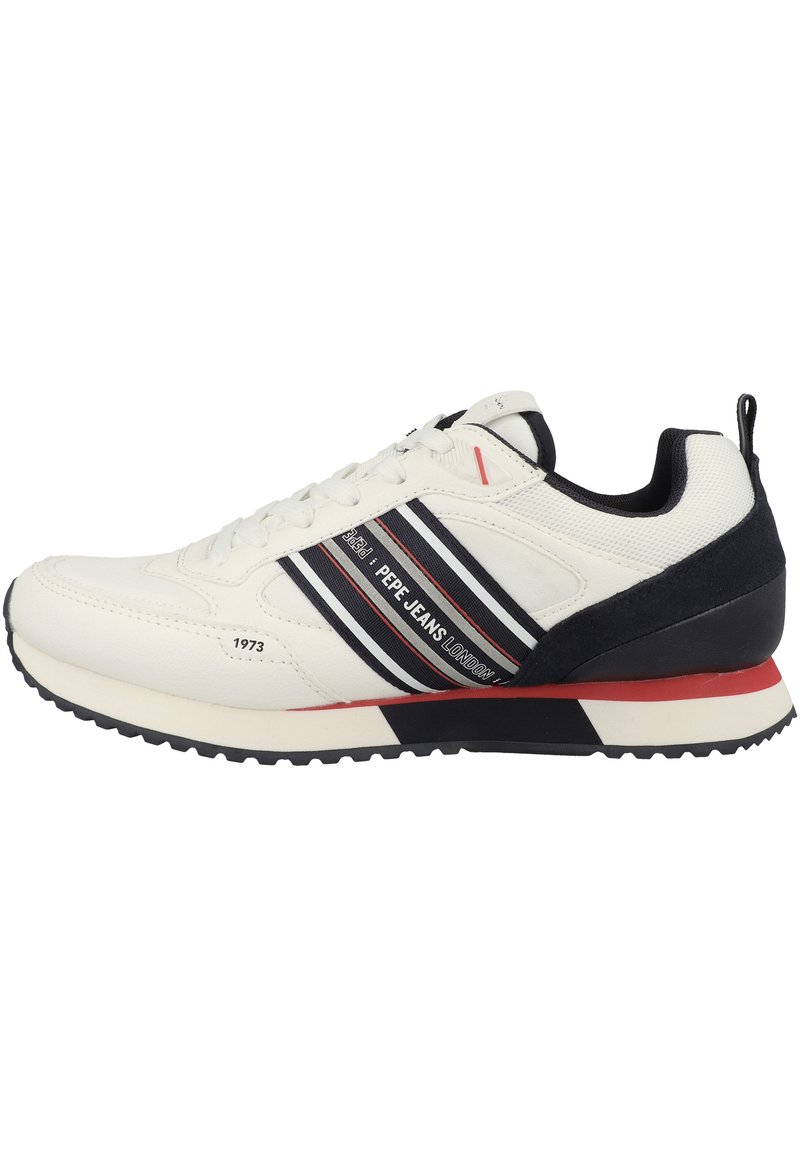 Vit sneaker med svarta och röda randiga detaljer, texturerat material, vadderad krage och gummisula. Har en logotyp på sidan.