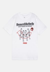 Hvit bomull T-skjorte med svart og rødt grafisk tekst "BoardRebels," illustrasjoner av skatere, og "PUMA" logo nederst.