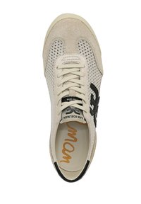 Beige sneaker met bovenwerk van suede en mesh, zwart logo aan de zijkant, crème veters en een gestructureerde binnenzool met gouden "MOM" letters.
