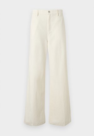 Παντελόνι εκρού με φαρδιά μπατζάκια, θηλιές για ζώνη, κούμπωμα με κουμπιά μπροστά και εμφανείς ραφές μπροστά, εκτεθειμένο σε ουδέτερο φόντο.