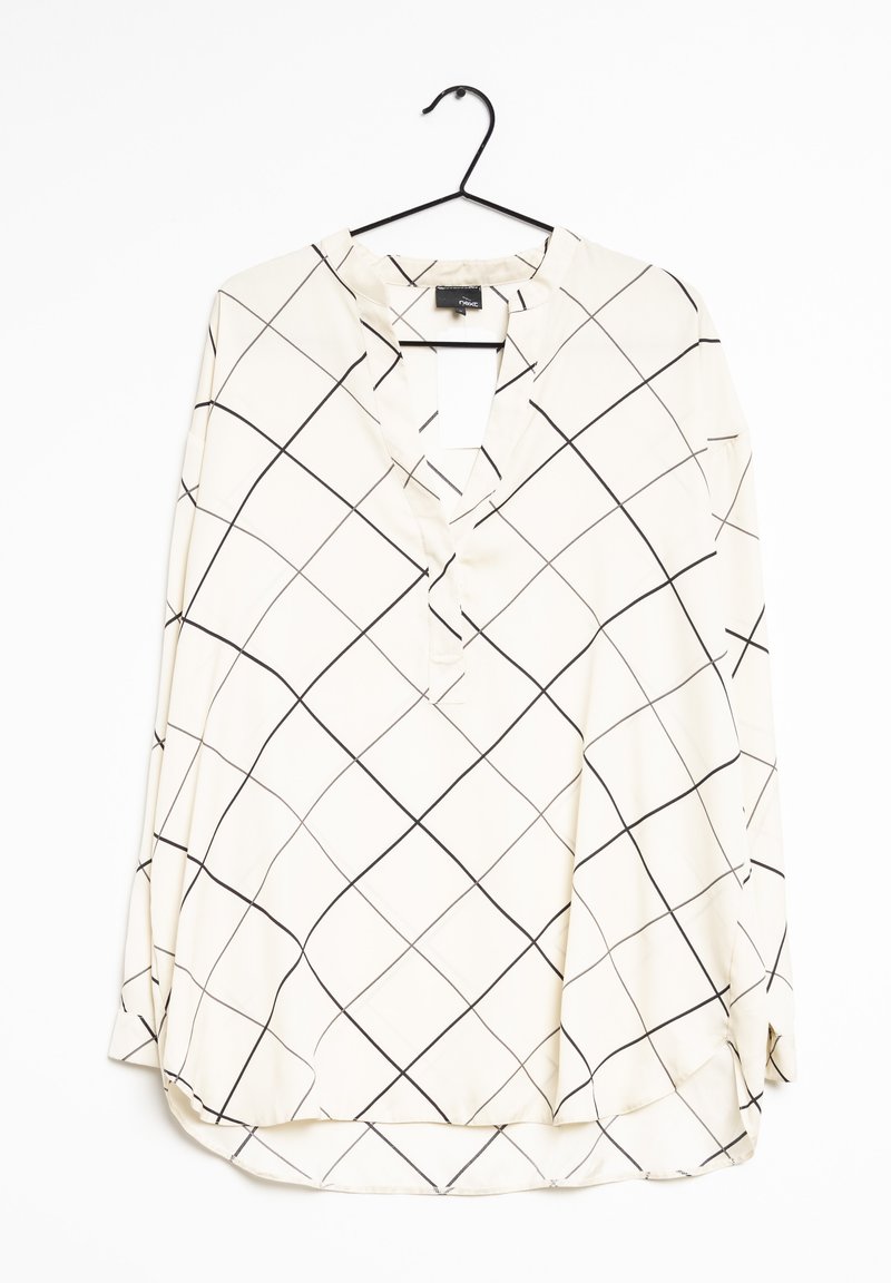 Langærmet bluse i off-white stof med et sort rutemønster, der har en v-halsudskæring og en kant, som dypper let bagpå.