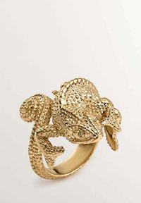 Anillo de oro con un diseño detallado de camaleón que presenta escamas texturizadas, ojos realistas y una cola ligeramente enrollada. Banda lisa.