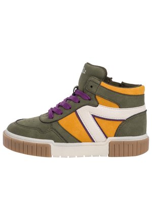 Høj sneaker med olivengrønne, orange og hvide paneler, lilla snørebånd og en brun gummisål.