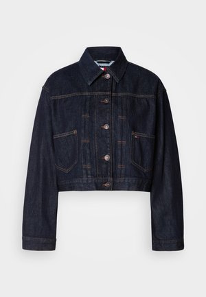 Giacca di jeans cropped blu scuro con chiusura a bottoni, due tasche frontali e cuciture a contrasto. Caratterizzata da un colletto classico e maniche lunghe.