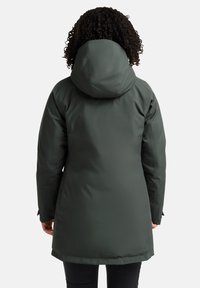 Olivgrüne, mittelange Jacke mit Kapuze, glatter Textur und tailliertem Design, mit dezenten Nähten und verstellbaren Manschetten.