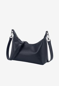 Melnas ādas plecu soma ar gludu faktūru, izliekta forma, aizdare ar rāvējslēdzēju un regulējams siksnas ar sudraba toņa metāla detaļām.