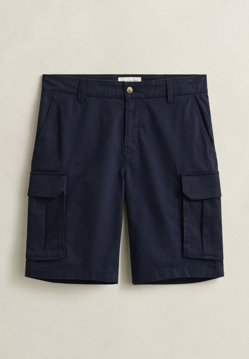 Pantaloncini cargo blu navy con tasche laterali a pattina, tasche frontali oblique, passanti per cintura e chiusura con bottone.
