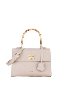 Bolso de mano de cuero beige con asa superior de bambú, herrajes dorados, correa ajustable y una etiqueta decorativa, con líneas limpias y diseño minimalista.