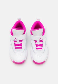 Scarpe da ginnastica bianche con dettagli rosa, tomaia in mesh, strap in velcro e lacci. Suola liscia con il testo "JORDAN" sul tallone.