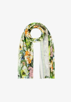 Écharpe légère à motif floral dans des tons verts, orange, blanc et rose, roulée de manière lâche avec des bords effilochés sur un fond blanc.