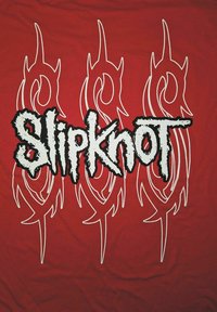 Červené bavlněné tričko s nápisem "Slipknot" v tučném bílém písmu, obrysy v černé barvě, se stylizovanými bílými tribálními vzory nad ním.