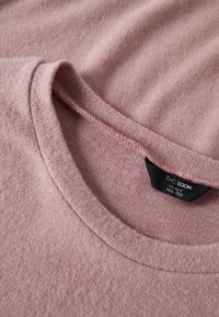 Jasnoróżowa bluza z okrągłym dekoltem, miękka w dotyku, z delikatnym melanżowym wzorem. Metka z napisem "TWO SOON", rozmiar 11-12 lat.