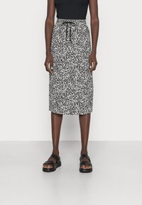 Czarna i biała spódnica w nadruk, o długości do połowy łydki, z elastycznym pasem, regulowanym sznurkiem i subtelnym fakturowanym wzorem.