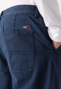 Tommy Jeans RYAN - Hlače - dark night navy
