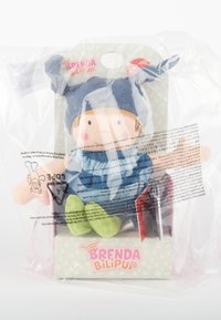 Weiche Puppe aus blauem und hellgrünem Stoff mit einem runden Kopf, blonden Haaren und einem blauen Outfit. Verpackt in einer transparenten Plastiktüte mit Branding.