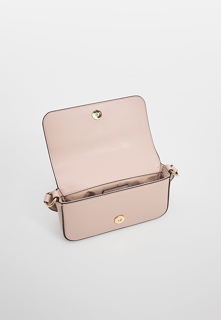 Sac en bandoulière en cuir rose clair avec quincaillerie dorée, de forme rectangulaire et avec une doublure intérieure lisse. Dispose d'une fermeture à pression et d'une sangle réglable.