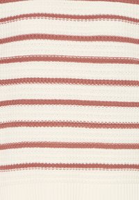 Witte gebreide stof met getextureerde horizontale stofroze strepen die gelijkmatig verdeeld zijn.