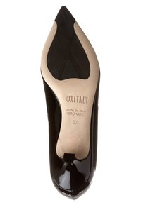 Černý lakovaný kožený vysoký podpatek s špičatou špičkou, hladká textura, béžová stélka, značka a velikostní označení na spodní části.