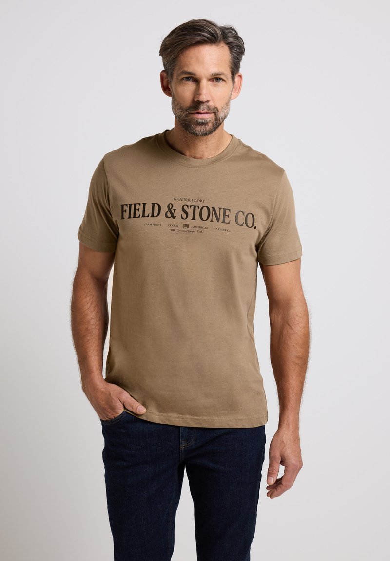 Hnědé bavlněné tričko s krátkým rukávem, s nápisem "FIELD & STONE CO." v tmavém potisku na hrudníku. Úzký střih.